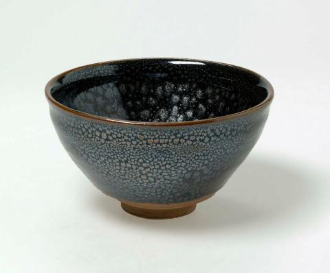 Artwork Tea bowl this artwork made of Buff brown stoneware clay thrown with oil spot tenmoku glaze, created in 1989-01-01
