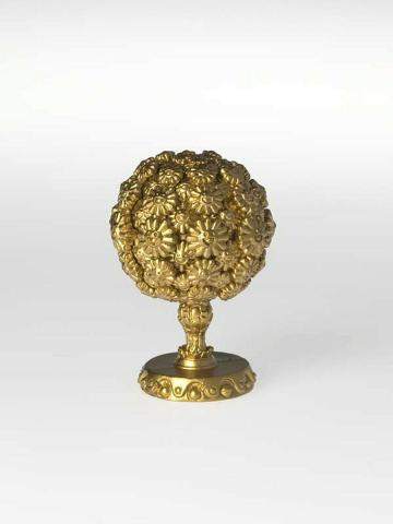Artwork Flower Ball / Gold (from the 'SUPERFLAT MUSEUM' series by Takashi Murakami) this artwork made of Figurine (lacquer paint, PVC plastic, ABS plastic), white cardboard box, leaflets, created in 2003-01-01
