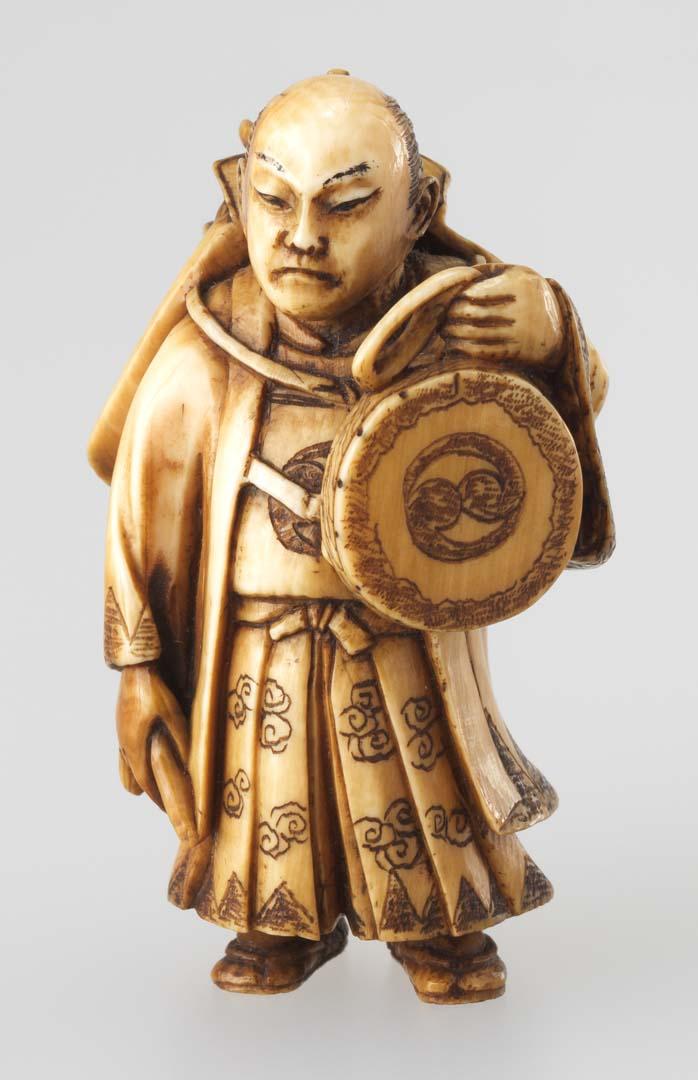 Artwork Netsuke:  (samurai) this artwork made of Carved ivory, created in 1800-01-01