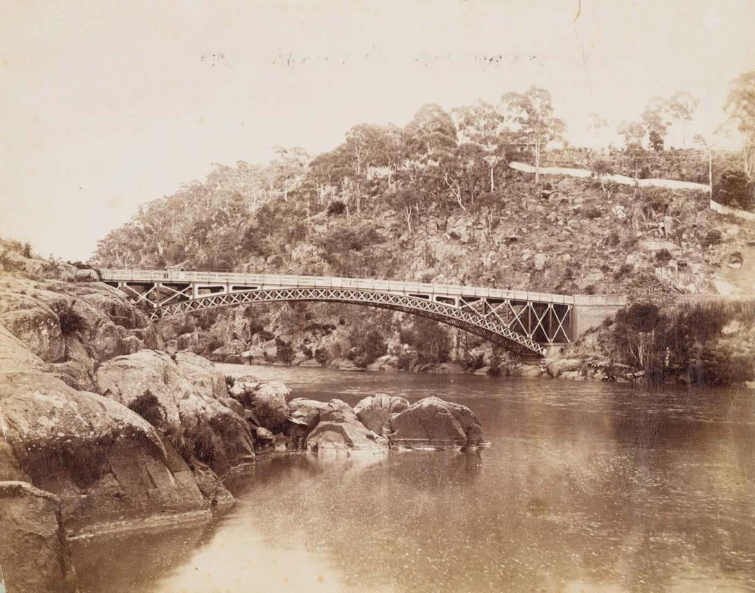 Artwork Landschaft bei Launceston (Tasmania), Cataract Brücke (Landscape in Launceston (Tasmania), Cataract Bridge) this artwork made of Albumen photograph on paper mounted on card, created in 1880-01-01