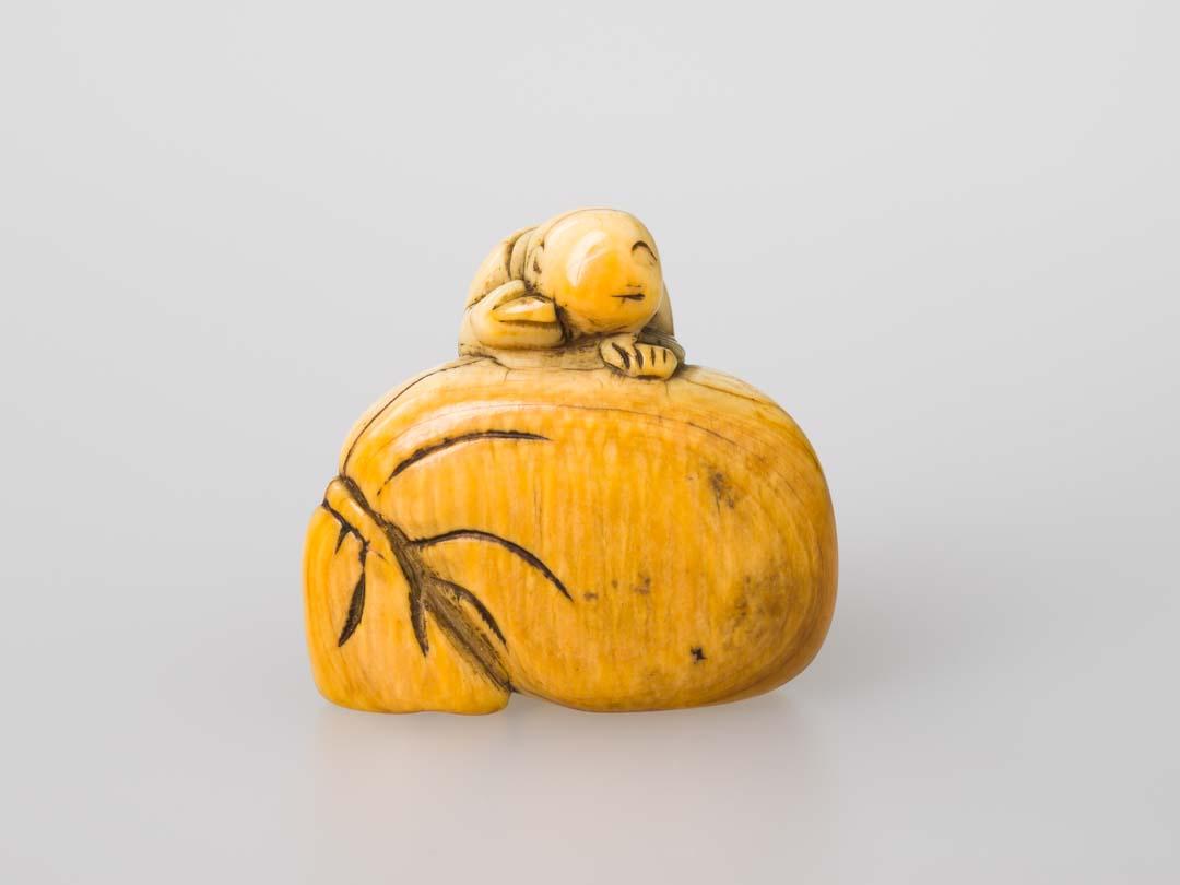 Artwork Netsuke: (figure with sack) this artwork made of Carved ivory, created in 1800-01-01