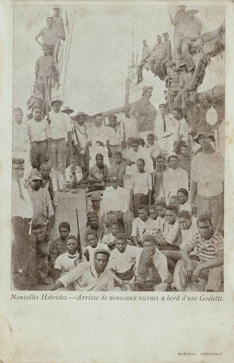 Artwork Nouvelles Hebrides – Arrivee de nouveaux recrues a bord d’une goelette, [New Hebrides – arrival of new recruits aboard a schooner] (Blackbirders/returnees) this artwork made of Postcard: Black and white photographic print, created in 1895-01-01