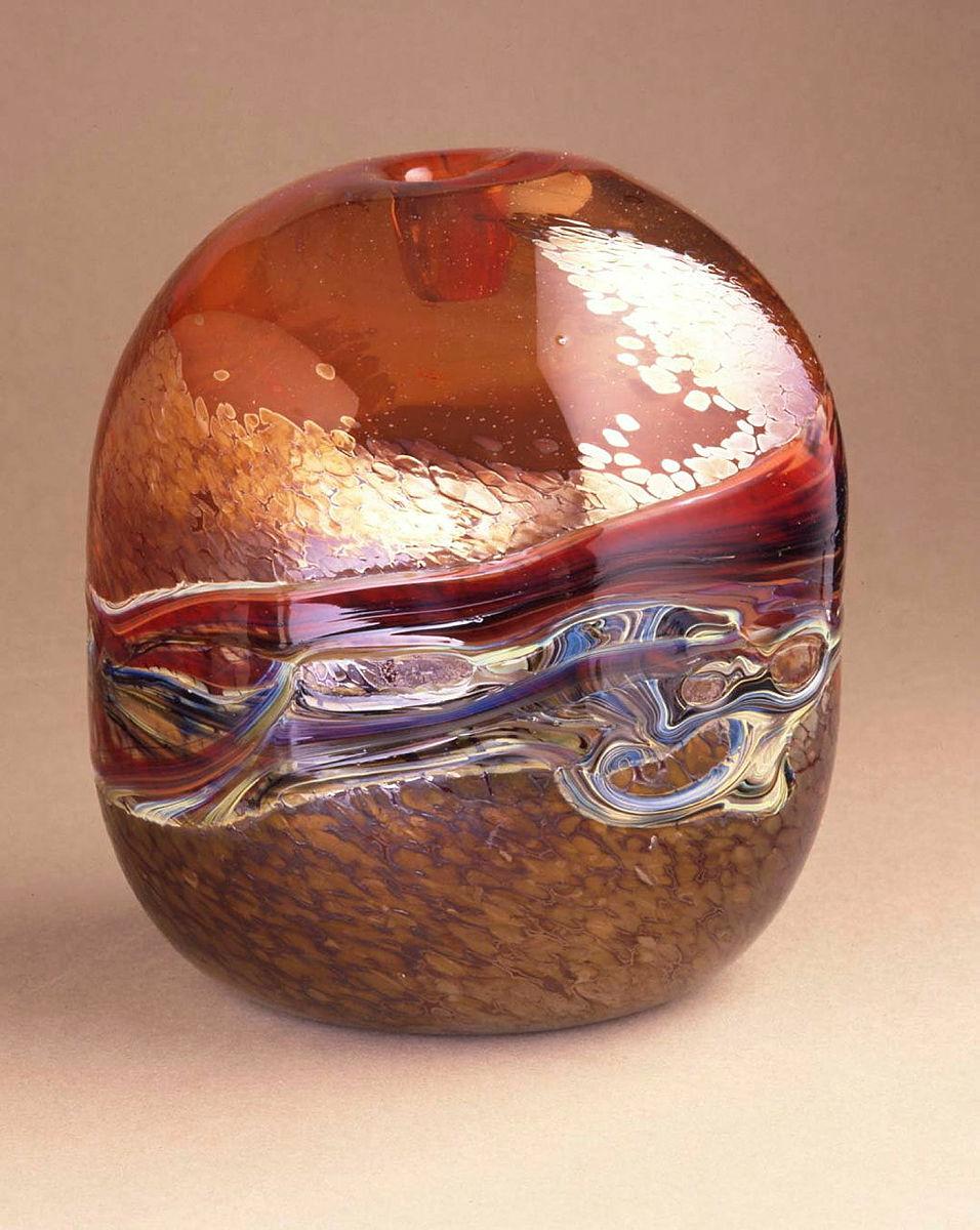 Artwork Vase this artwork made of Hot-worked pink and gold glass of rounded cylindrical form, created in 1982-01-01