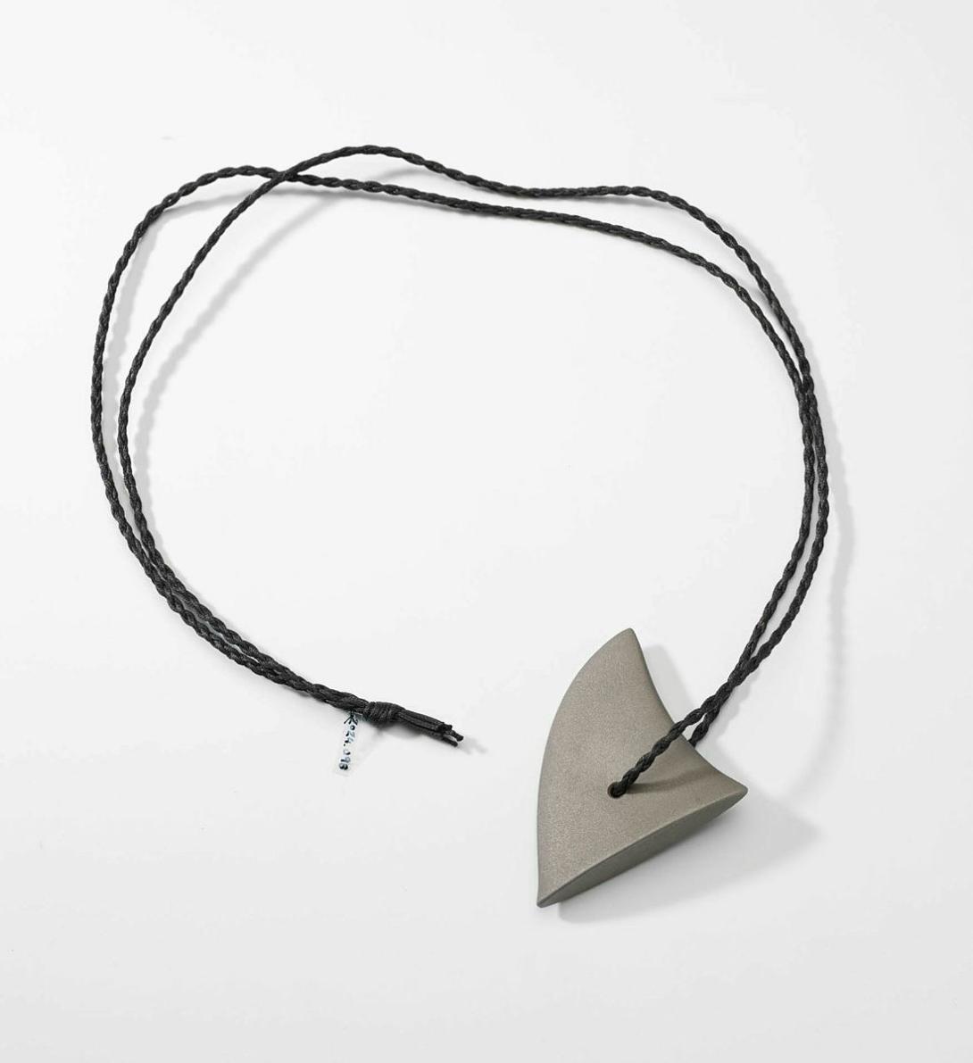 Artwork Four Bits of Fish - Fin  this artwork made of Polished metal and braided cord , created in 1993-01-01