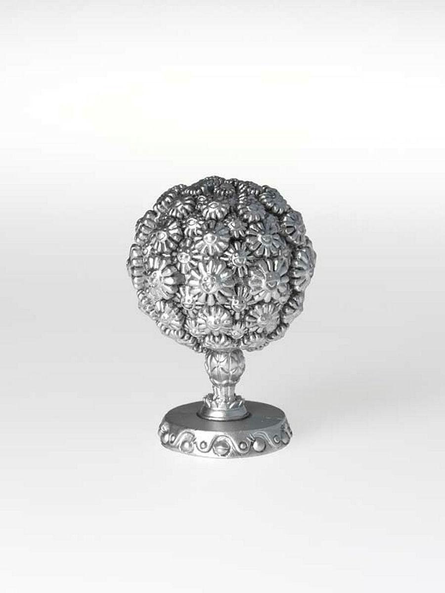 Artwork Flower Ball / Silver (from the 'SUPERFLAT MUSEUM' series by Takashi Murakami) this artwork made of Figurine (lacquer paint, PVC plastic, ABS plastic), black cardboard box, leaflets, created in 2003-01-01