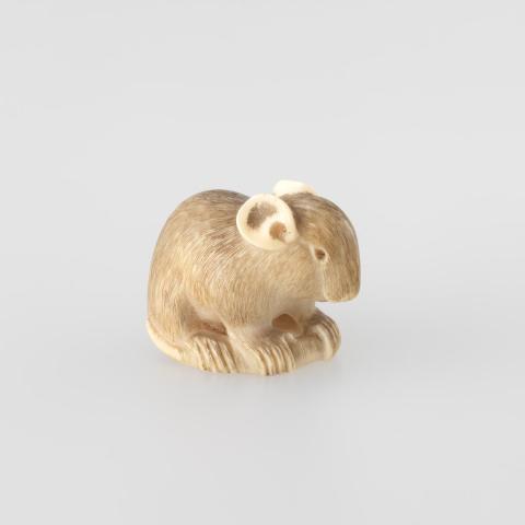 Artwork Netsuke:  (mouse) this artwork made of Carved ivory