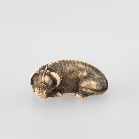 Artwork Netsuke:  (ox) this artwork made of Carved ivory, created in 1780-01-01