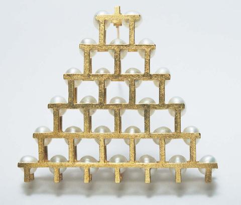 Artwork Pyramid brooch this artwork made of 18k gold and Chinese freshwater pearls