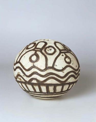 Artwork Pearl shells - Wives of Chivaree this artwork made of Stoneware, hand-built, with slip and oxide decoration on incised design, created in 1990-01-01
