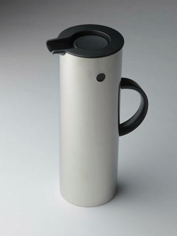 Artwork Vacuum jug (1 litre) (from 'Stelton classic' series) this artwork made of Brushed stainless steel with moulded plastic, glass vacuum flask and rubber seal, created in 1977-01-01