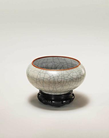 Artwork Bowl with crackled glaze this artwork made of Porcelain, wheelthrown with crackled grey-white glaze with wooden stand, created in 1978-01-01