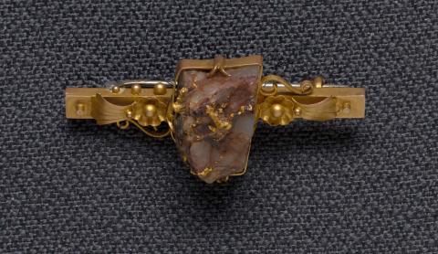 Artwork Goldfields bar brooch (dark quartz with applied flowers) this artwork made of Gold and dark gold bearing quartz, created in 1880-01-01