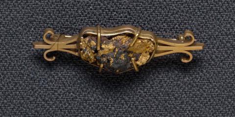 Artwork Goldfields bar brooch (gold bearing ore) this artwork made of Gold and gold bearing ore, created in 1880-01-01
