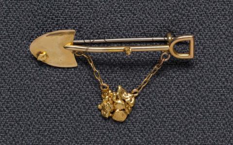 Artwork Goldfields brooch (shovel with suspended nugget) this artwork made of Gold and gold nuggets, created in 1880-01-01