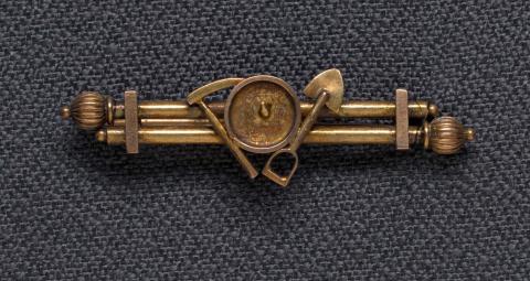 Artwork Goldfields bar brooch (two bars with pick, shovel and prospector's pan) this artwork made of Gold and gold nugget, created in 1880-01-01