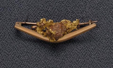 Artwork Goldfields brooch and chain (boomerang with gold nugget) this artwork made of Gold and gold with red ore