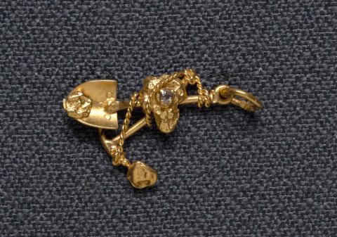 Artwork Goldfields pendant (crossed pick and shovel) this artwork made of Gold, gold nuggets and garnet, created in 1880-01-01