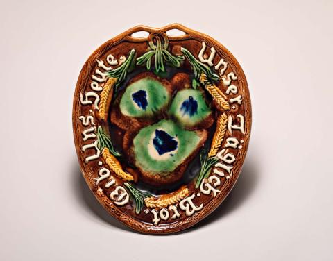 Artwork Bread plate this artwork made of Earthenware with Majolica glaze
