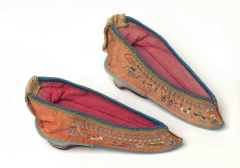 Artwork Pair of shoes for bound feet this artwork made of Embroidered silk, cloth, created in 1850-01-01