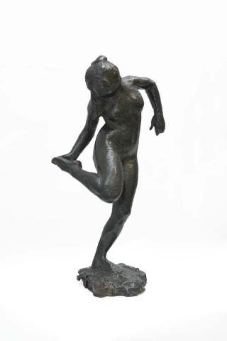 Artwork Danseuse regardant la plante de son pied droit, quatrième étude (Dancer looking at the sole of her right foot, fourth study) this artwork made of Bronze, dark brown and green patina, created in 1882-01-01