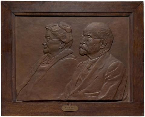 Artwork Queenslanders (Daniel and Jane Parker, the sculptor's parents) this artwork made of Bronze bas relief, created in 1921-01-01