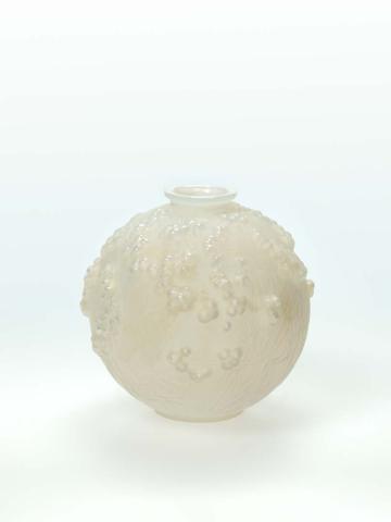 Artwork Druide vase this artwork made of Mould blown frosted and opalescent glass, created in 1924-01-01