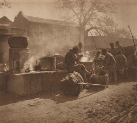 Artwork The midday meal (plate XVII from ‘The Pageant of Peking’ book) this artwork made of Photogravure tipped