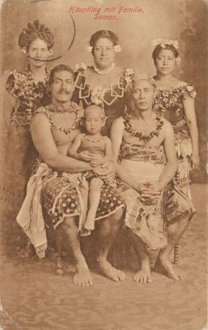 Artwork Häuptling mit familie Samoa (Chief with the Samoa family) this artwork made of Collotype on paper mounted on card