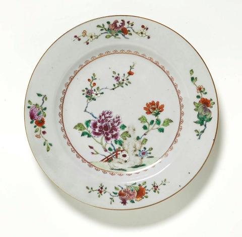 Artwork Plate, Chinese export porcelain decorated with flowers, fence and pomegranate design this artwork made of Hard-paste porcelain, wheelthrown with light grey glaze and polychrome overglaze, created in 1700-01-01