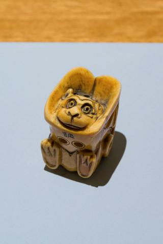 Artwork Netsuke: (bat) this artwork made of Carved ivory, created in 1800-01-01