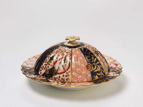Artwork Fluted dish and cover this artwork made of Porcelain (bone china) painted in the Japan style with diaper patterns in underglaze cobalt and overglaze red and gilt