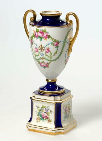 Artwork Vase on stand this artwork made of Porcelain, created in 1860-01-01