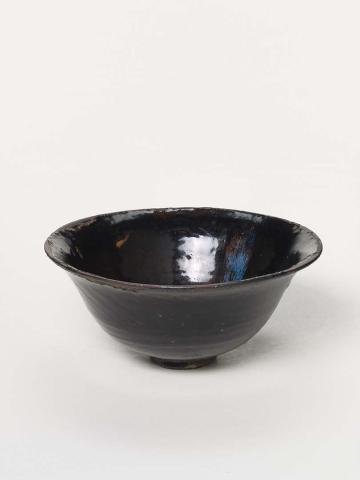 Artwork Deep bowl this artwork made of Porcellaneous stoneware, thrown brown clay with flaring rim and Chun type glaze, created in 0960-01-01