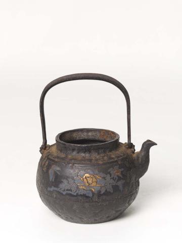 Artwork Wine pot this artwork made of Cast iron with gold and silver foliate inlay