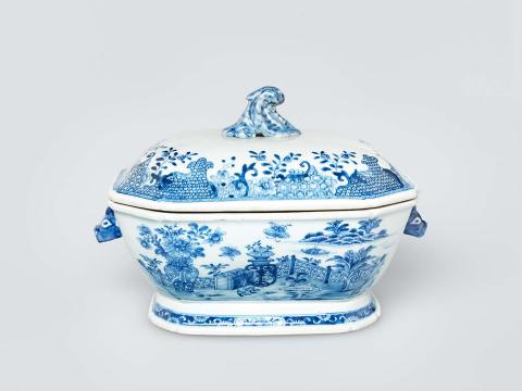 Artwork Tureen this artwork made of Hard-paste porcelain octangular shape with underglaze cobalt blue fence and island pattern. Scroll knop and animal head handles, created in 1780-01-01