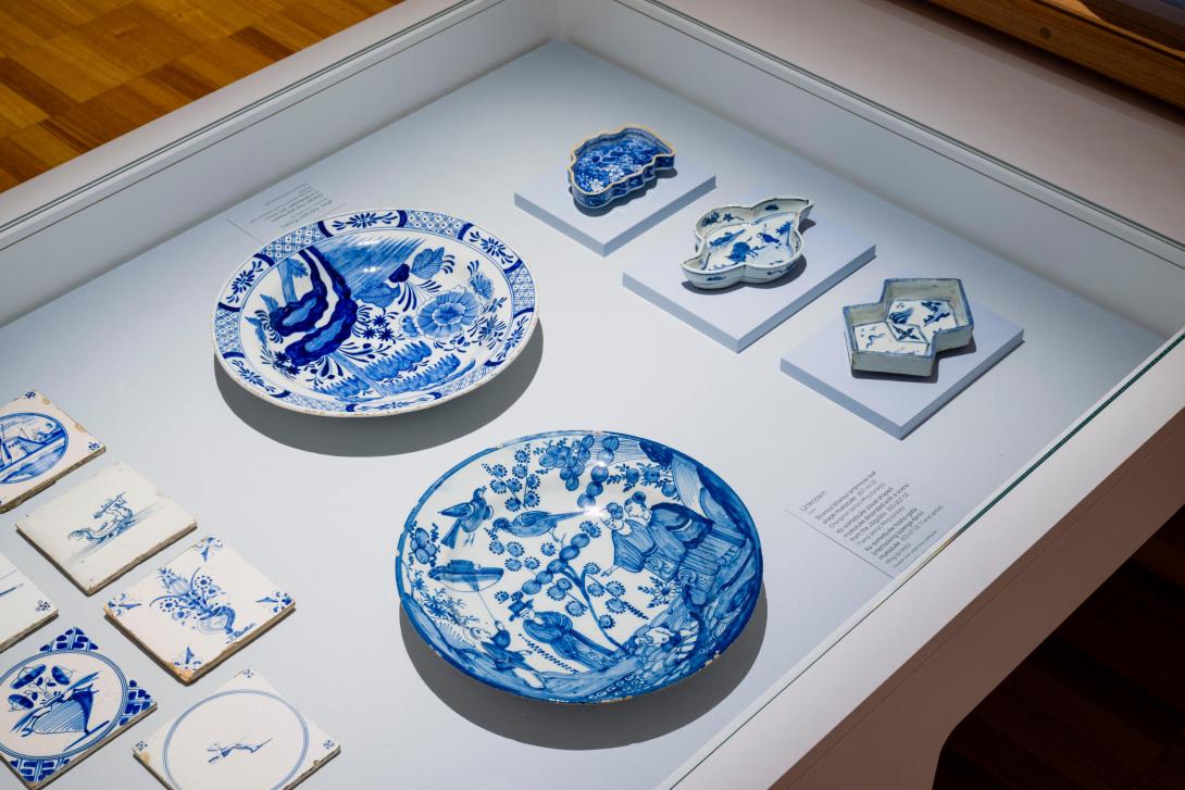 A photograph of blue-and-white ceramics installed in a gallery vitrine, including (at the far right) kosometsuke works, made in China during the Ming Dynasty for the Japanese market