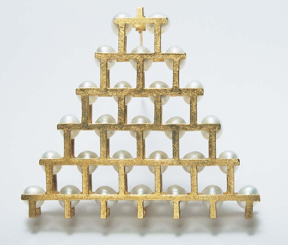 Artwork Pyramid brooch this artwork made of 18k gold and Chinese freshwater pearls, created in 1993-01-01