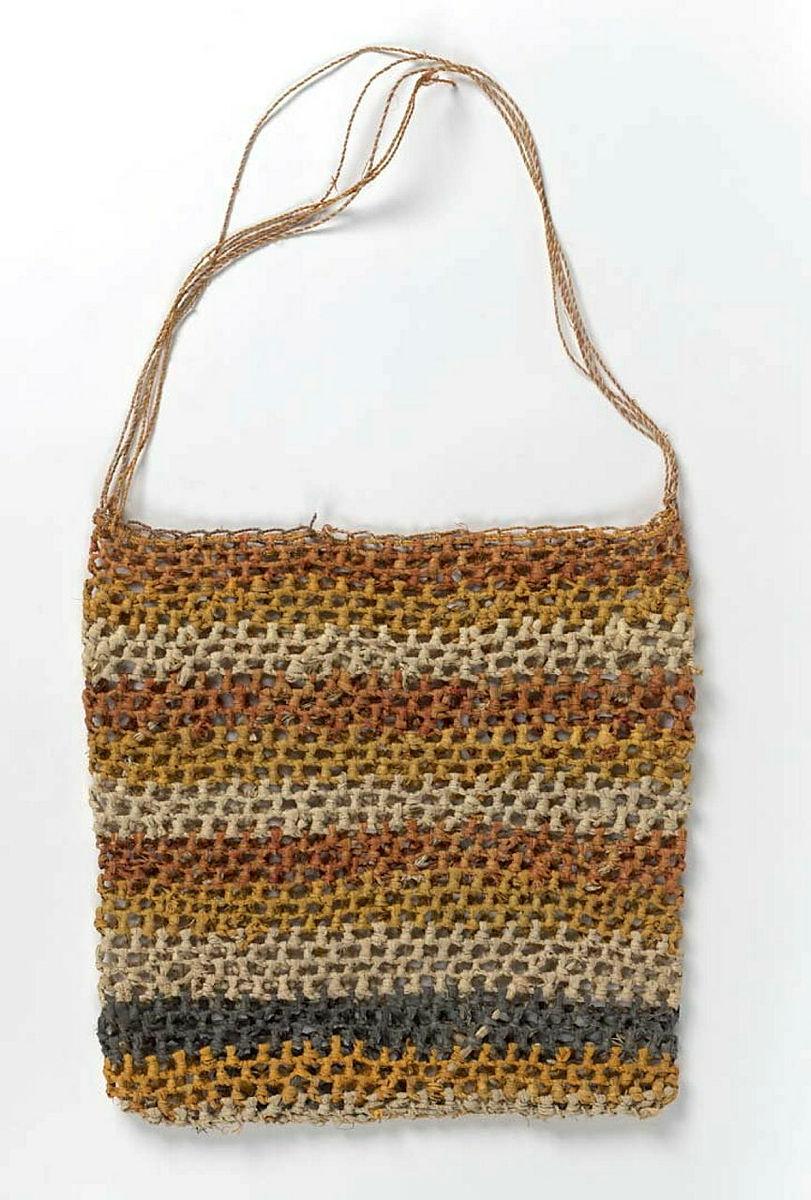 Artwork Bag this artwork made of Knotted sand palm (Livistonia humilis) fibre with string handle, created in 1997-01-01