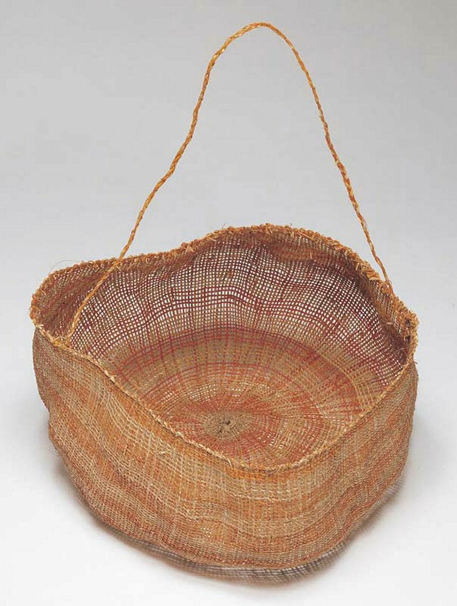Artwork Puunya (Basket) this artwork made of Twined watul grass (Lomandra longifolia) with natural dyes, created in 2002-01-01