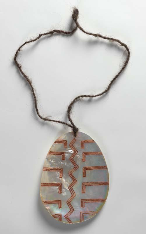 Artwork Riji (pearlshell pendant): Jawi design this artwork made of Pearlshell, hair string with natural pigment, created in 2006-01-01
