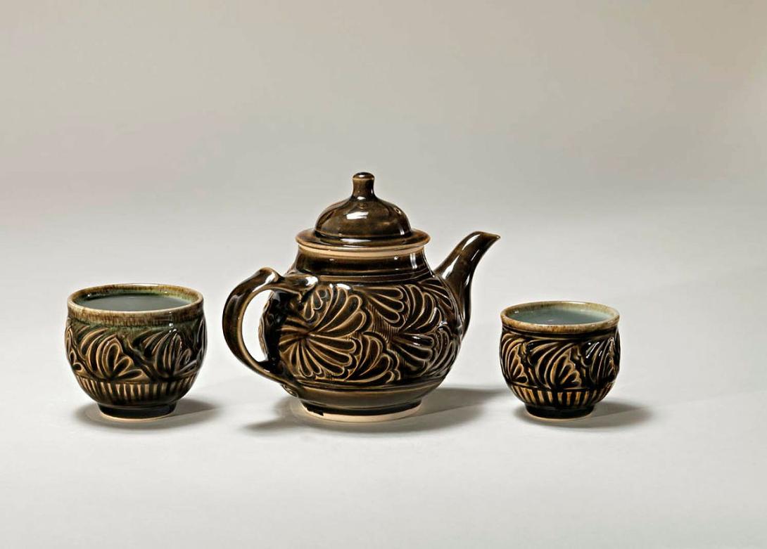 Artwork Tea-set, three pieces this artwork made of Porcelain, wheelthrown carved in a fan motif with amber and clear glazes