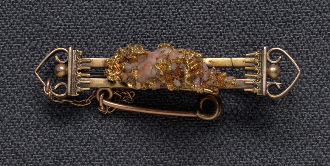 Artwork Goldfields bar brooch and chain (two bars with large nugget) this artwork made of Gold and gold nuggets, created in 1880-01-01
