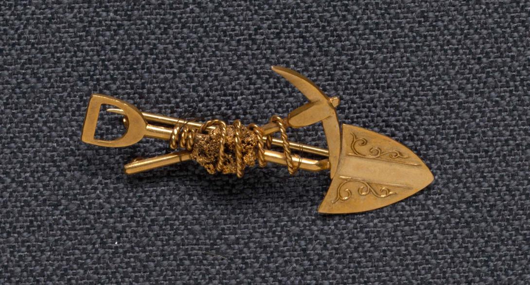 Artwork Goldfields brooch (crossed pick and shovel with nugget) this artwork made of Gold and gold nugget, created in 1880-01-01