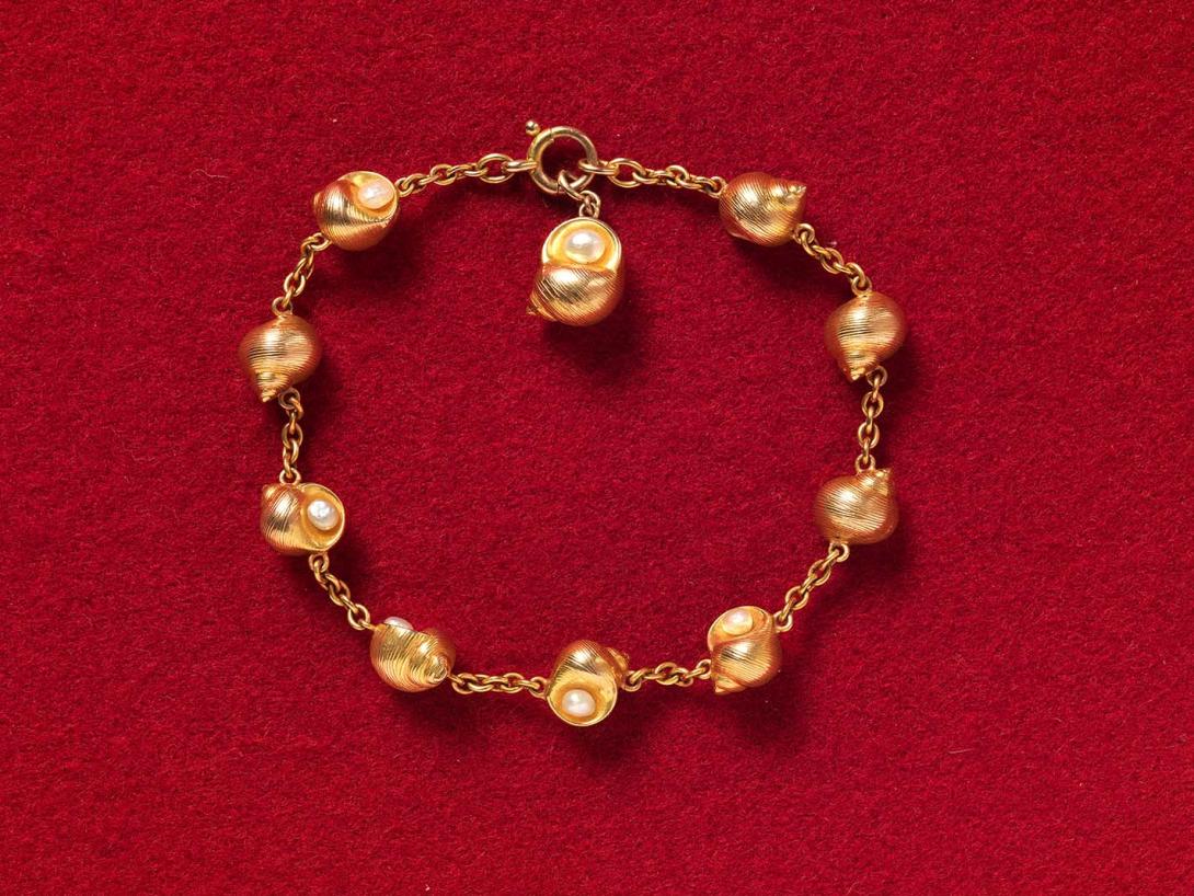 Artwork Bracelet this artwork made of Australian gold with nine linked shells, each set with a pearl, with similar detachable pendant, created in 1896-01-01