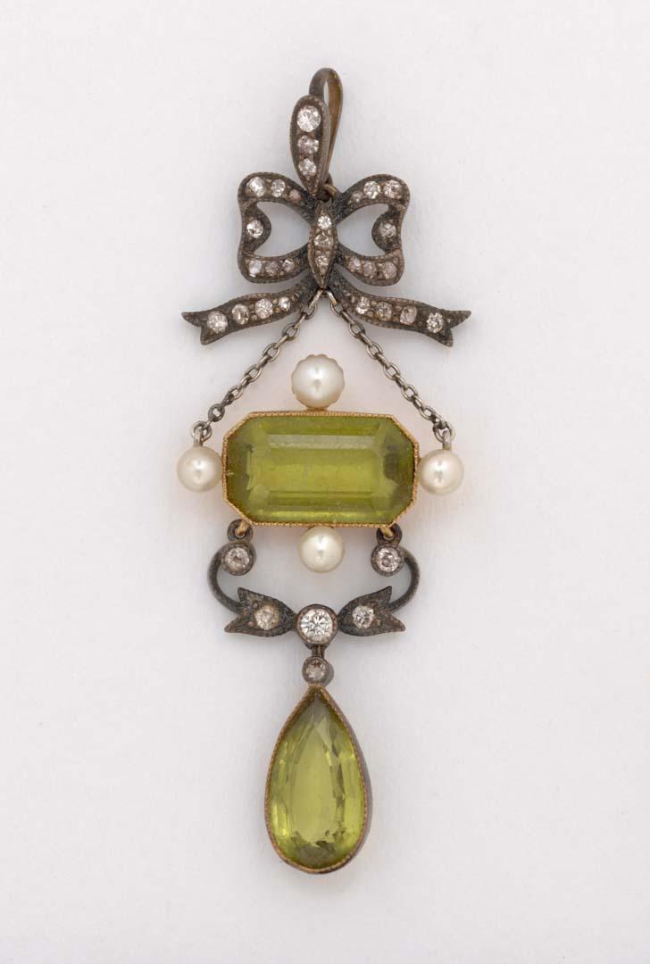 Artwork Pendant this artwork made of Peridots and seed pearls, created in 1905-01-01