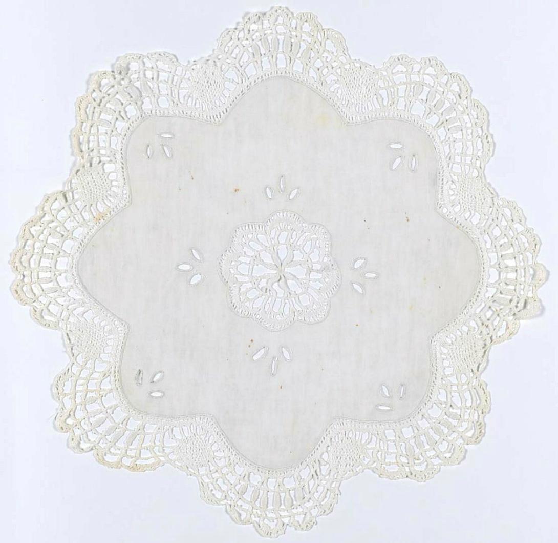 Artwork Scalloped d'oyley this artwork made of Linen, created in 1930-01-01