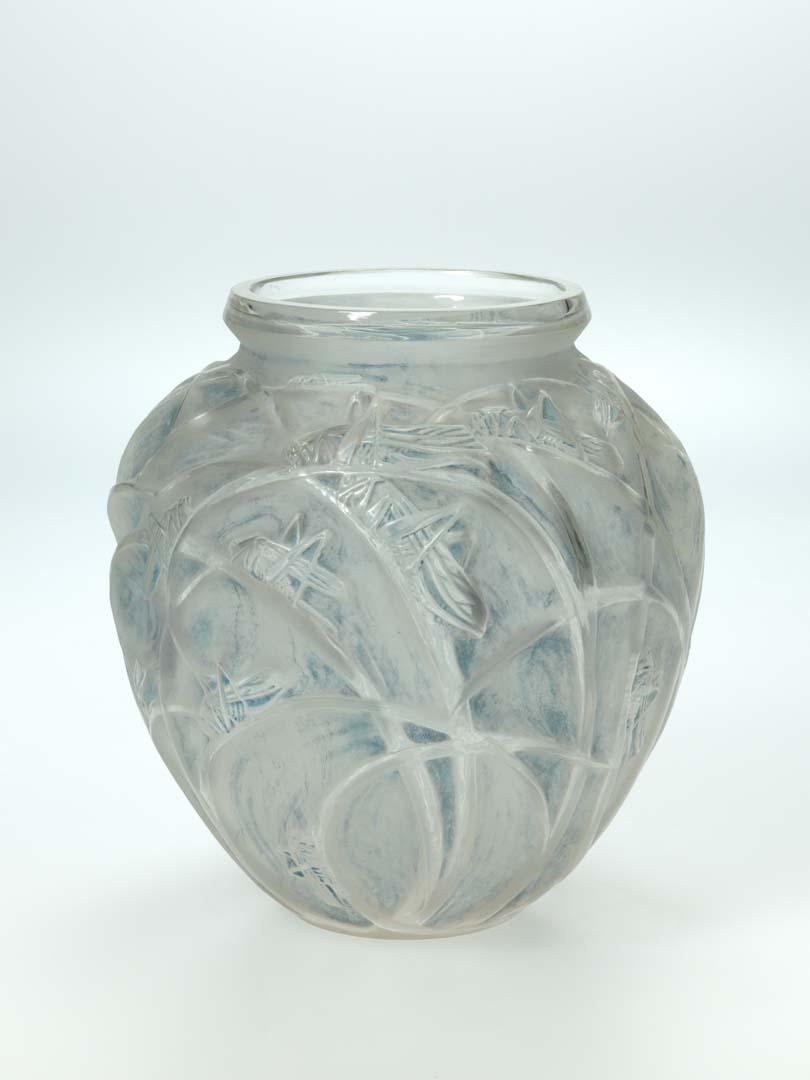 Artwork Sauterelles (Grasshopper) vase this artwork made of Mould blown frosted and clear glass with grey patina, created in 1912-01-01