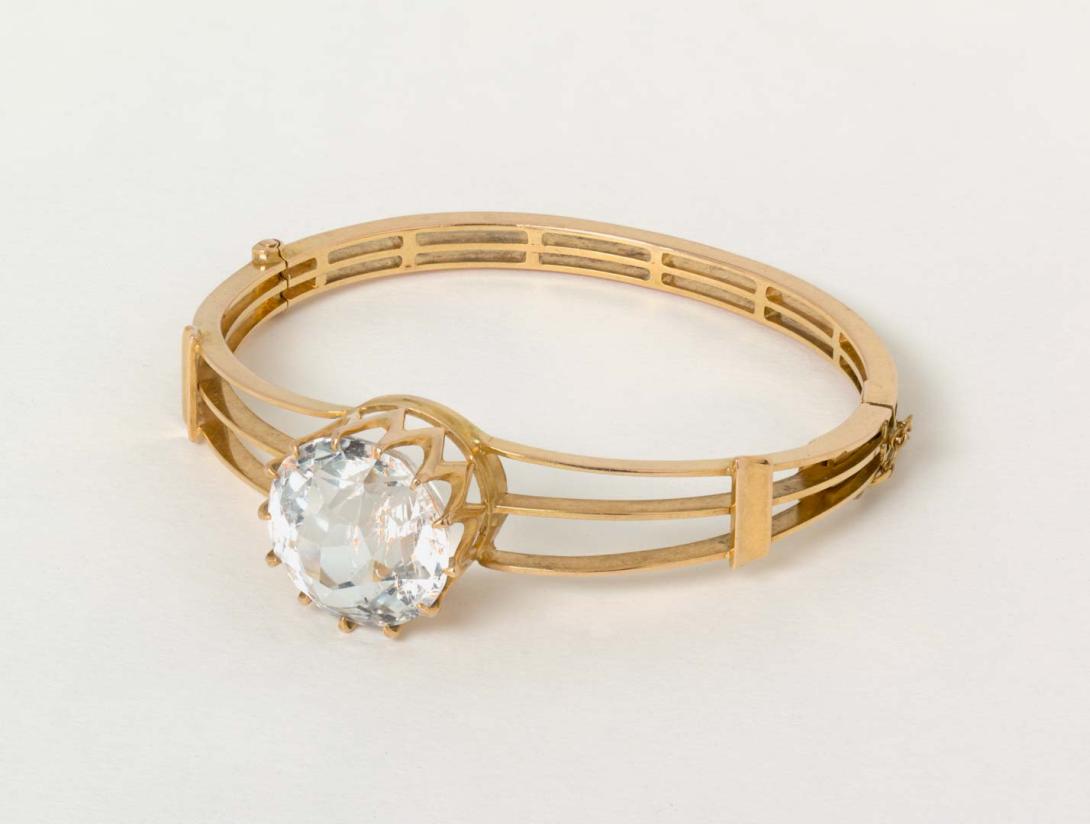 Artwork Gold and topaz bangle this artwork made of 18k yellow gold in hinged triple-bar design, set with a large central facetted topaz, approx. 22.5cts, created in 1895-01-01