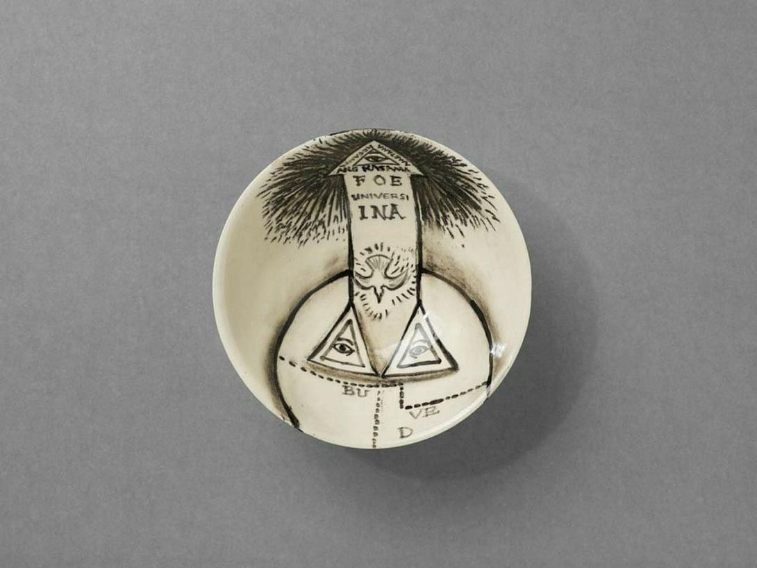 Artwork Untitled this artwork made of Handpainted ceramic plate, created in 1995-01-01