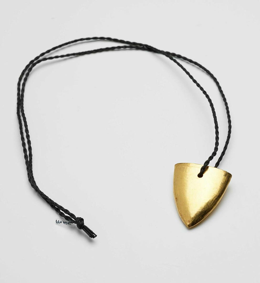 Artwork Four Bits of Fish - Tooth this artwork made of Gold, iron on black polyester cord, created in 1993-01-01